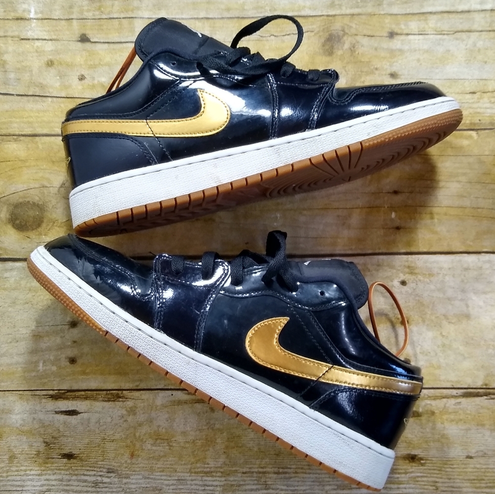 Air  Jordan 1 retro low black metallic gold